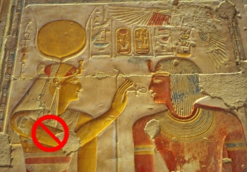 Isis giving ankʰ to Paro Seti Sr temple Abydos